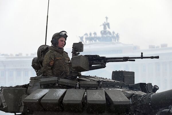 Военнослужащий в танке Т-72Б3 на параде в честь 75-летия снятия блокады Ленинграда на Дворцовой площади в Санкт-Петербурге. 27 января 2019 Военнослужащий в танке Т-72Б3 на параде в честь 75-летия снятия блокады Ленинграда на Дворцовой площади в Санкт-Петербурге. 27 января 2019