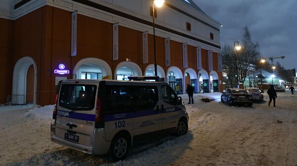 Автомобиль полиции возле Инженерного корпуса Третьяковской галереи в Москве Автомобиль полиции возле Инженерного корпуса Третьяковской галереи в Москве