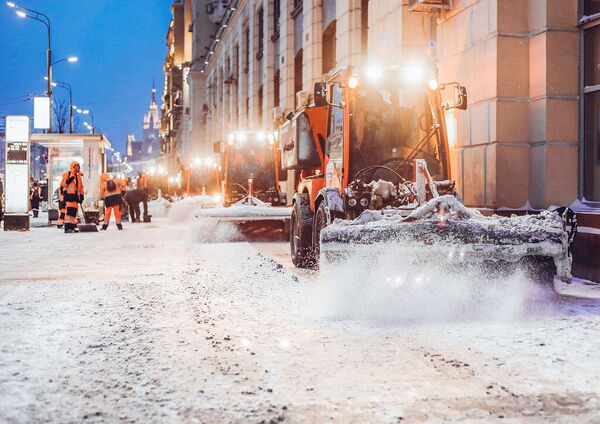 Уборка снега на улицах Москвы Уборка снега на улицах Москвы