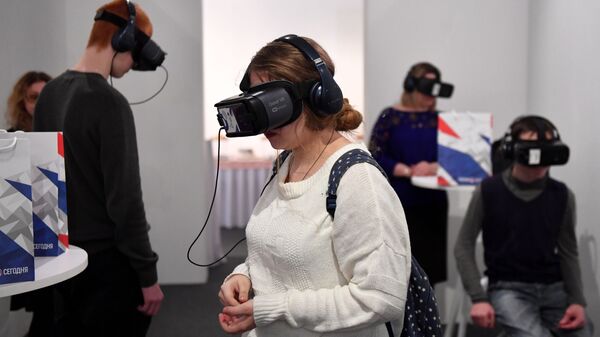 Участники VR-перформанса Слепые в большом городе в Государственном музее - культурном центре Интеграция имени Н.А. Островского в Москве тестируют очки виртуальной реальности Gear VR Участники VR-перформанса Слепые в большом городе в Государственном музее - культурном центре Интеграция имени Н.А. Островского в Москве тестируют очки виртуальной реальности Gear VR