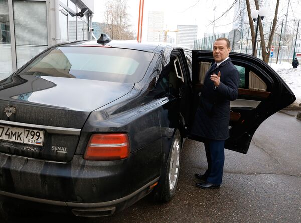 Председатель правительства РФ Дмитрий Медведев у лимузина Aurus проекта Кортеж после посещения Х Гайдаровского форума
