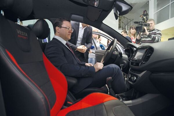Губернатор Самарской области Дмитрий Азаров за рулем Lada Vesta Sport Губернатор Самарской области Дмитрий Азаров за рулем Lada Vesta Sport