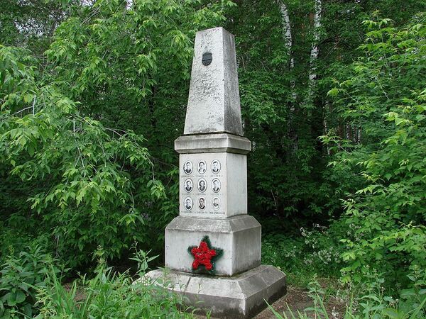 Памятник погибшим туристам в 1959 году Памятник погибшим туристам в 1959 году