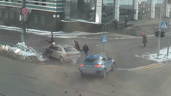 В Сети появилось видео наезда машины на пешеходов в Саранске В Сети появилось видео наезда машины на пешеходов в Саранске