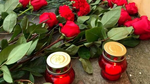 Цветы и свечи возле районного Дворца культуры города Ярцево Смоленской области Цветы и свечи возле районного Дворца культуры города Ярцево Смоленской области