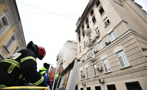 Сотрудники МЧС рядом с жилым домом на Никитском бульваре в Москве, где произошел пожар Сотрудники МЧС рядом с жилым домом на Никитском бульваре в Москве, где произошел пожар