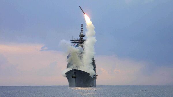 Запуск крылатой ракеты Томагавк с американского военного корабля USS Cape St. George
