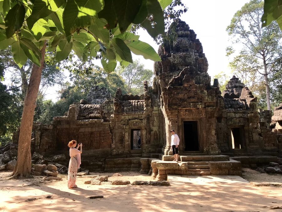 Туристы позируют для фото, Камбоджа Туристы позируют для фото, Камбоджа