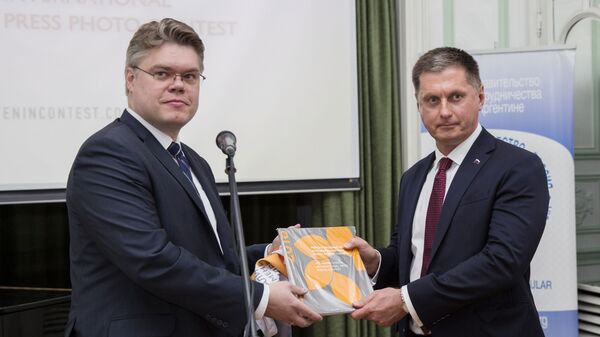 Руководитель центра международных проектов МИА Россия сегодня Василий Пушков и посол РФ в Аргентине Дмитрий Феоктистов на открытии выставки работ победителей Конкурса фотожурналистики имени Андрея Стенина в Буэнос-Айресе. 6 февраля 2018 Руководитель центра международных проектов МИА Россия сегодня Василий Пушков и посол РФ в Аргентине Дмитрий Феоктистов на открытии выставки работ победителей Конкурса фотожурналистики имени Андрея Стенина в Буэнос-Айресе. 6 февраля 2018