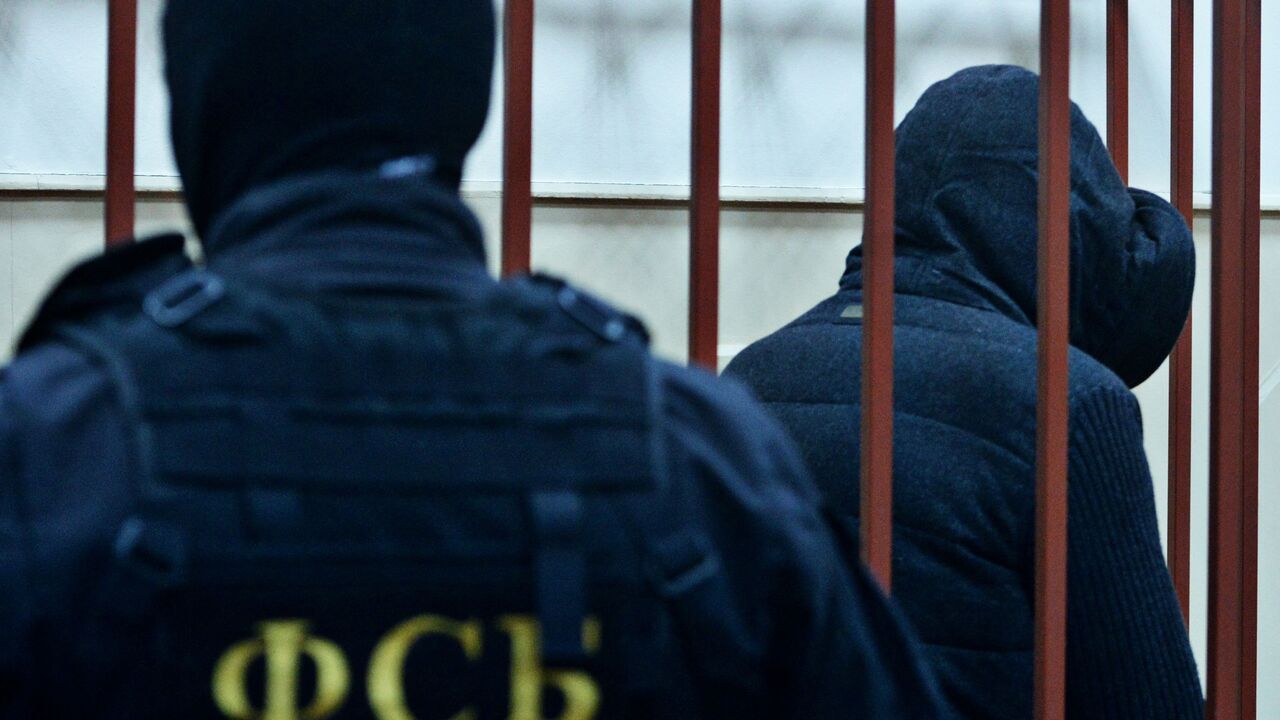 В Москве арестовали трех офицеров авиации ФСБ, пишет "Коммерсант"