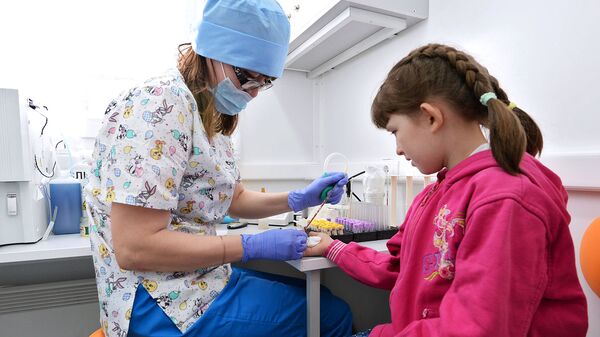 Врач берет у пациента кровь на анализ Врач берет у пациента кровь на анализ