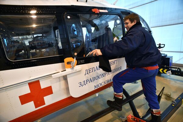 Сотрудник у вертолета BK-117C-2 в ангаре Московского авиационного центра Сотрудник у вертолета BK-117C-2 в ангаре Московского авиационного центра