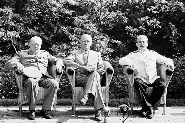 Премьер-министр Великобритании У. Черчилль, президент США Г. Трумэн, председатель Совета народных комиссаров СССР и председатель Государственного комитета Обороны СССР, Генеральный секретарь ЦК ВКП (б), И.В.Сталин на Потсдамской конференции, 1945 год Премьер-министр Великобритании У. Черчилль, президент США Г. Трумэн, председатель Совета народных комиссаров СССР и председатель Государственного комитета Обороны СССР, Генеральный секретарь ЦК ВКП (б), И.В.Сталин на Потсдамской конференции, 1945 год