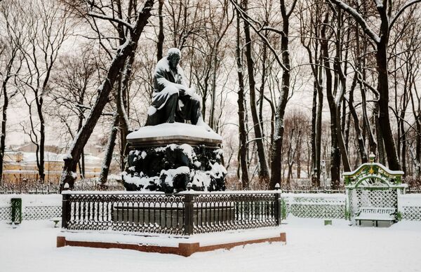 Памятник поэту, баснописцу И.А. Крылову в Летнем саду зимой в Санкт-Петербурге Памятник поэту, баснописцу И.А. Крылову в Летнем саду зимой в Санкт-Петербурге