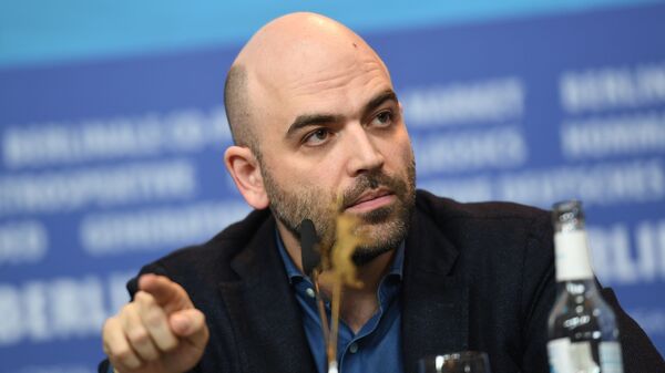 Писатель и журналист Роберто Савиано на пресс-конференции, посвященной показу фильма Пираньи Неаполя Писатель и журналист Роберто Савиано на пресс-конференции, посвященной показу фильма Пираньи Неаполя