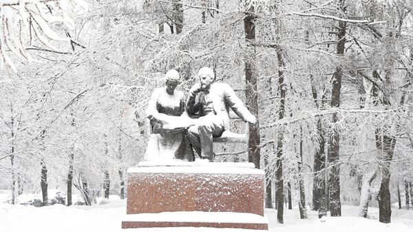 Заснеженный памятник В.И. Ленину и Н.К. Крупской на пересечении улицы Крупской и Ленинского проспекта в Москве Заснеженный памятник В.И. Ленину и Н.К. Крупской на пересечении улицы Крупской и Ленинского проспекта в Москве