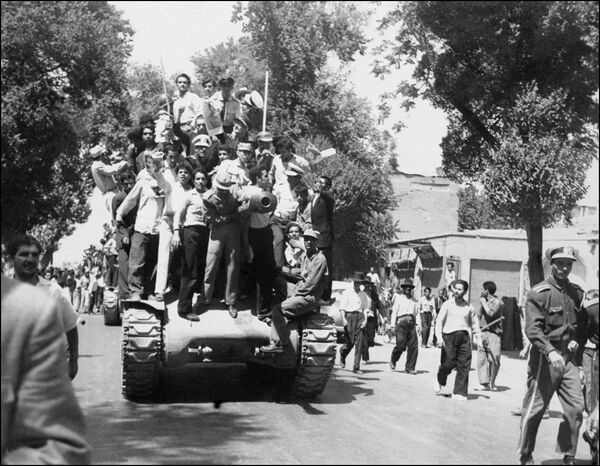 Иранские монархисты празднуют государственный переворот. 27 августа 1953 Иранские монархисты празднуют государственный переворот. 27 августа 1953