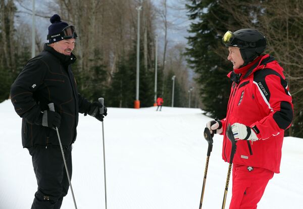 Президент РФ Владимир Путин и президент Белоруссии Александр Лукашенко во время катания на лыжах. 13 февраля 2019