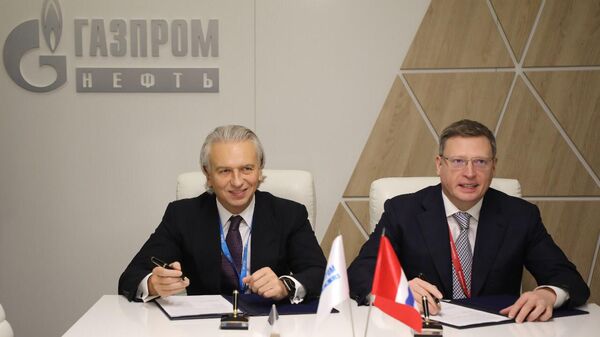 Председатель правления Газпром нефти Александр Дюков и губернатор Омской области Александр Бурков во время подписания соглашения о сотрудничестве в рамках РИФ в Сочи Председатель правления Газпром нефти Александр Дюков и губернатор Омской области Александр Бурков во время подписания соглашения о сотрудничестве в рамках РИФ в Сочи