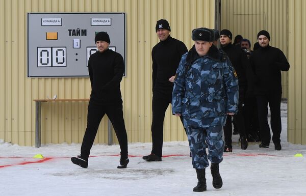 Игрок ФК Краснодар Павел Мамаев (слева) перед началом матча между заключенными московского СИЗО Бутырка. Игрок ФК Краснодар Павел Мамаев (слева) перед началом матча между заключенными московского СИЗО Бутырка.