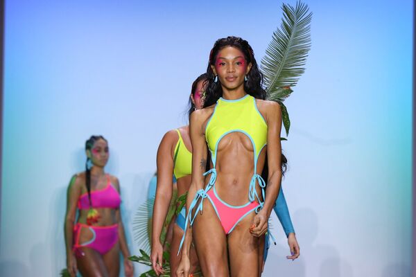 Модель на показе коллекции Chromat в рамках Недели моды в Нью-Йорке Модель на показе коллекции Chromat в рамках Недели моды в Нью-Йорке