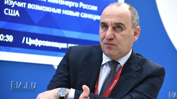Глава Карачаево-Черкесской Республики Рашид Темрезов на стенде МИА Россия сегодня на Российском инвестиционном форуме в Сочи Глава Карачаево-Черкесской Республики Рашид Темрезов на стенде МИА Россия сегодня на Российском инвестиционном форуме в Сочи