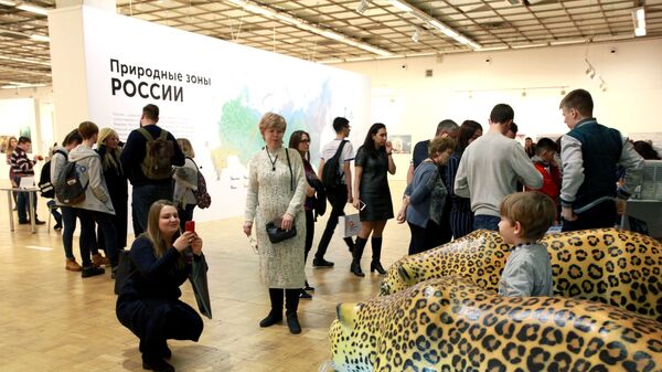 Посетители на общероссийском фестивале природы Первозданная Россия в Центральном доме художника в Москве Посетители на общероссийском фестивале природы Первозданная Россия в Центральном доме художника в Москве