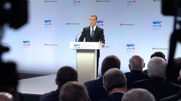 Председатель правительства России Дмитрий Медведев выступает во время встречи с руководителями регионов в Сочи Председатель правительства России Дмитрий Медведев выступает во время встречи с руководителями регионов в Сочи