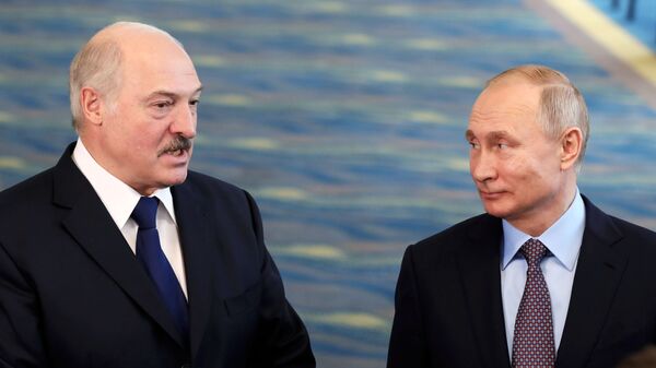 Президент РФ Владимир Путин и президент Белоруссии Александр Лукашенко общаются с журналистами после встречи в образовательном центре Сириус в Сочи Президент РФ Владимир Путин и президент Белоруссии Александр Лукашенко общаются с журналистами после встречи в образовательном центре Сириус в Сочи