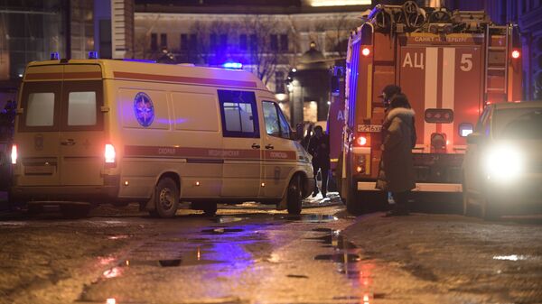 Автомобили скорой помощи и пожарной охраны МЧС РФ у дома № 9 на улице Ломоносова в Санкт-Петербурге. 16 февраля 2019 Автомобили скорой помощи и пожарной охраны МЧС РФ у дома № 9 на улице Ломоносова в Санкт-Петербурге. 16 февраля 2019