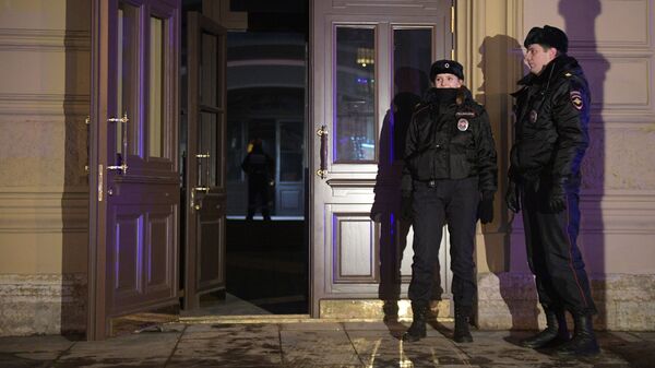 Сотрудники полиции у дома № 9 на улице Ломоносова в Санкт-Петербурге. 16 февраля 2019 Сотрудники полиции у дома № 9 на улице Ломоносова в Санкт-Петербурге. 16 февраля 2019