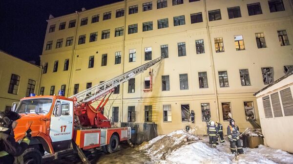 Сотрудники спасательной службы МЧС РФ у дома № 9 на улице Ломоносова в Санкт-Петербурге. 16 февраля 2019 Сотрудники спасательной службы МЧС РФ у дома № 9 на улице Ломоносова в Санкт-Петербурге. 16 февраля 2019