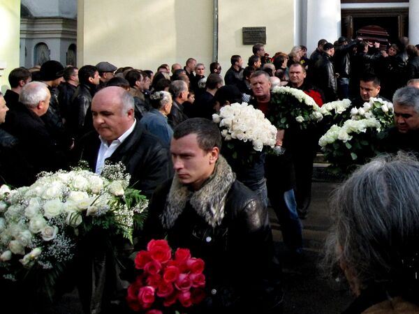 Гроб с телом Вячеслава Иванькова (Япончика) несут к месту захоронения на Ваганьковском кладбище в Москве. 2009 год Гроб с телом Вячеслава Иванькова (Япончика) несут к месту захоронения на Ваганьковском кладбище в Москве. 2009 год