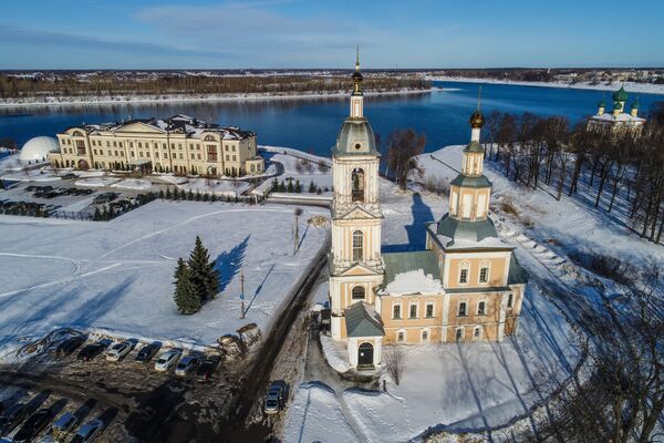 Церковь Казанской Богоматери и гостиница Волжская Ривьера (слева) в Угличе Церковь Казанской Богоматери и гостиница Волжская Ривьера (слева) в Угличе