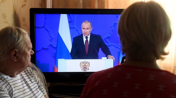 Жители Казани смотрят телевизионную трансляцию ежегодного послания президента РФ Владимира Путина к Федеральному собранию Жители Казани смотрят телевизионную трансляцию ежегодного послания президента РФ Владимира Путина к Федеральному собранию