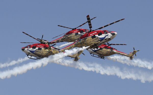 Вертоленты ВВС Индии Dhruv во время показательных выступлений на выставке Aero India в Бангалоре Вертоленты ВВС Индии Dhruv во время показательных выступлений на выставке Aero India в Бангалоре