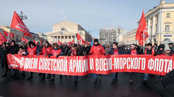 Участники шествия КПРФ, посвященного 101-й годовщине Рабоче-крестьянской Красной армии и Военно-морского флота Участники шествия КПРФ, посвященного 101-й годовщине Рабоче-крестьянской Красной армии и Военно-морского флота