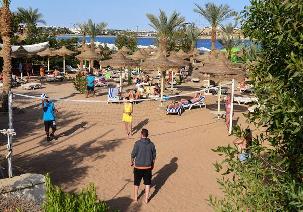 Отдыхающие играют в волейбол на пляже в Шарм-эль-Шейхе