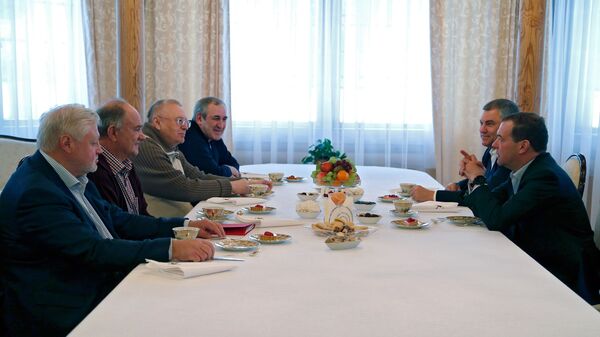 Председатель правительства РФ Дмитрий Медведев во время встречи с руководством Государственной Думы РФ и лидерами фракций политических партий. 25 февраля 2019 Председатель правительства РФ Дмитрий Медведев во время встречи с руководством Государственной Думы РФ и лидерами фракций политических партий. 25 февраля 2019