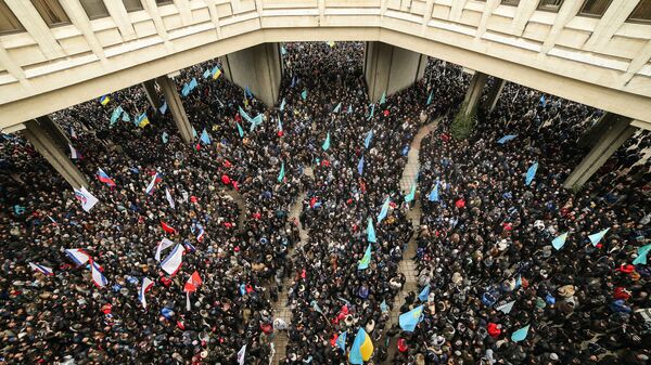 Участники массового митинга у здания Верховного совета Крыма в Симферополе Участники массового митинга у здания Верховного совета Крыма в Симферополе