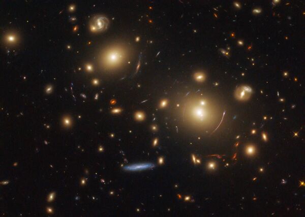 Галактическое скопление SDSS J0928+2031 Галактическое скопление SDSS J0928+2031