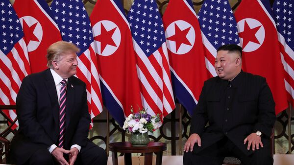 Президент США Дональд Трамп и лидер КНДР Ким Чен Ын Во время встречи в Ханое, Вьетнам. 27 февраля 2019