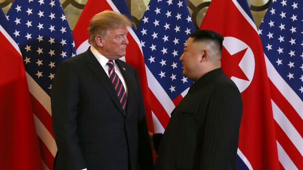 Президент США Дональд Трамп и лидер КНДР Ким Чен Ын Во время встречи в Ханое, Вьетнам Президент США Дональд Трамп и лидер КНДР Ким Чен Ын Во время встречи в Ханое, Вьетнам