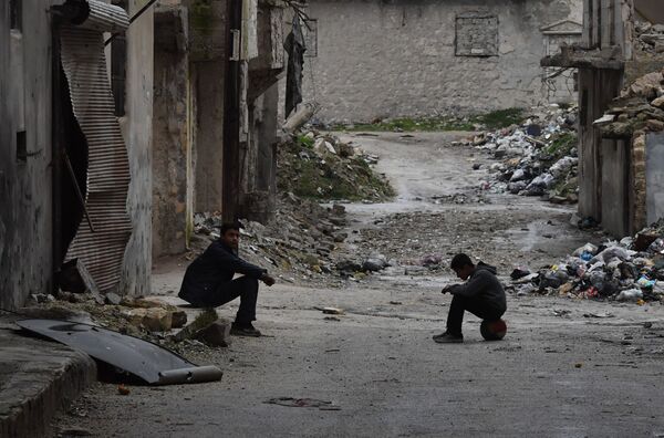 Местные жители на одной из улиц в Алеппо