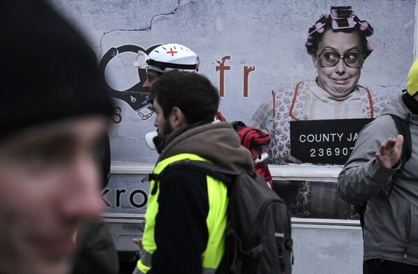 Участники акции протеста жёлтых жилетов в Париже Участники акции протеста жёлтых жилетов в Париже