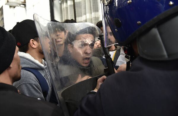 Демонстрации против выдвижения действующего президента Алжира Абдельазиза Бутефлики на пятый президентский срок подряд. 26 февраля 2019 года Демонстрации против выдвижения действующего президента Алжира Абдельазиза Бутефлики на пятый президентский срок подряд. 26 февраля 2019 года