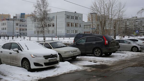 Автомобили у школы №121 на Тонкинской улице в Нижнем Новгороде Автомобили у школы №121 на Тонкинской улице в Нижнем Новгороде