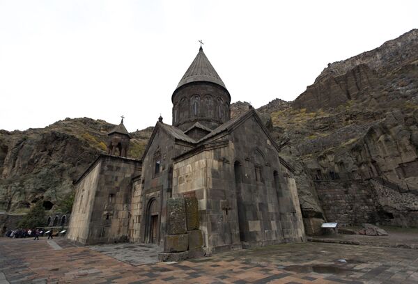 Церковь Катогике в монастырском комплексе Гегард, Армения Церковь Катогике в монастырском комплексе Гегард, Армения