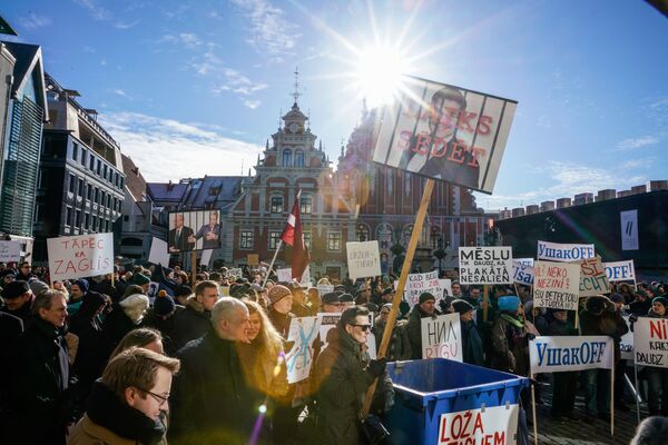 Участники акции против мэра Риги Нила Ушакова и за роспуск Рижской думы на Ратушной площади. 2 марта 2019 Участники акции против мэра Риги Нила Ушакова и за роспуск Рижской думы на Ратушной площади. 2 марта 2019