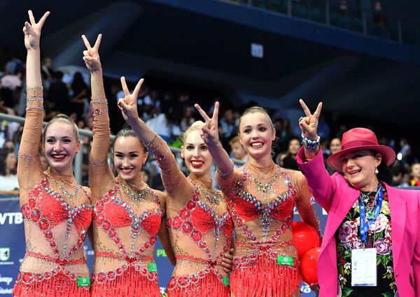 Спортсменки сборной России и президент Всероссийской федерации художественной гимнастики Ирина Винер-Усманова Спортсменки сборной России и президент Всероссийской федерации художественной гимнастики Ирина Винер-Усманова